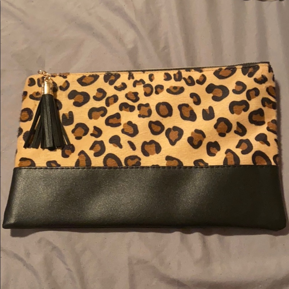Leopard and black clutch with tassel zipper